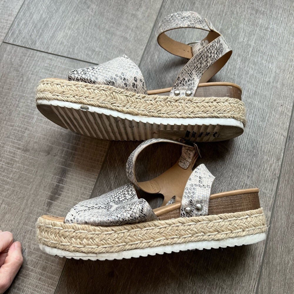 Soda Topic Flatform Sandals in Python Size 8 - Picture 7 of 8